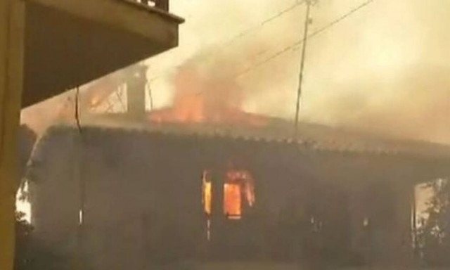 Δημοσιογράφος εκλιπαρούσε πολίτες στα Καυκάνια να βγουν από φλεγόμενο σπίτι (vid)