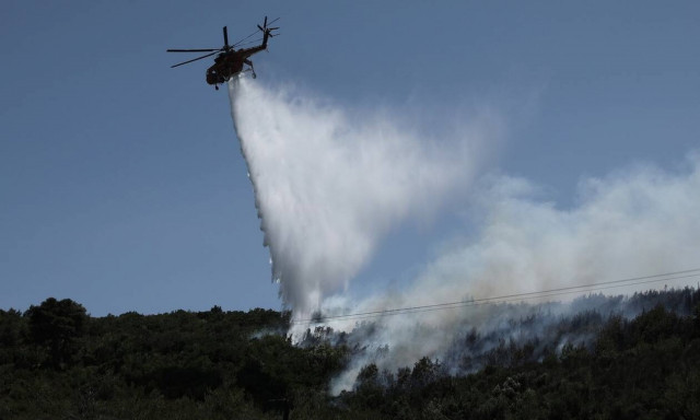 Φωτιά την Ηλεία: Ξεκίνησαν να επιχειρούν τα εναέρια πυροσβεστικά μέσα στην Αρχαία Ολυμπία