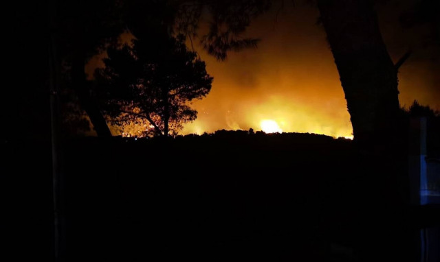 Φωτιά στην Αττική: Δραματική πρόβλεψη για την εξάπλωσή της – Ο χάρτης του Meteo