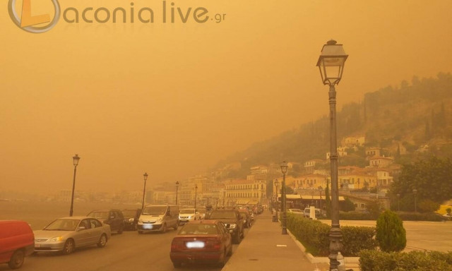 Φωτιά στο Γύθειο: Μάχη για να μην μπουν στην πόλη οι φλόγες - Ισχυροί άνεμοι στην περιοχή