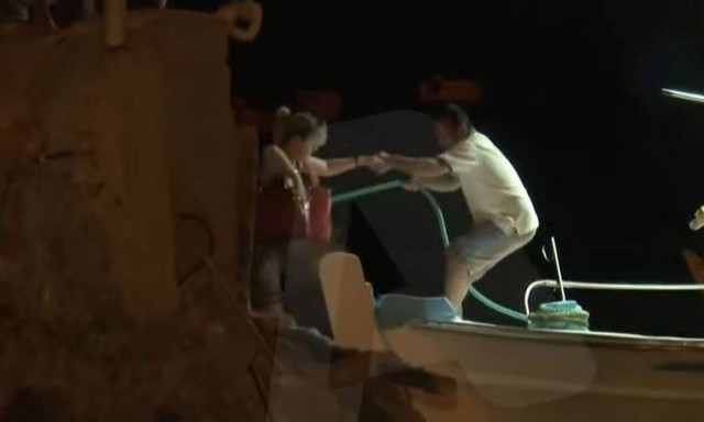 Φωτιά στην Εύβοια:  Μετέφεραν 430 άτομα από παραλίες – Εκκενώθηκαν Στροφυλιά και Κοκκινομηλιά