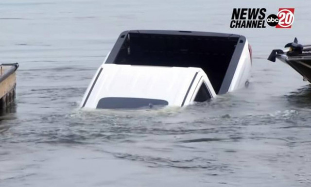 Ένα pick-up βουλιάζει σε λίμνη σε live μετάδοση!