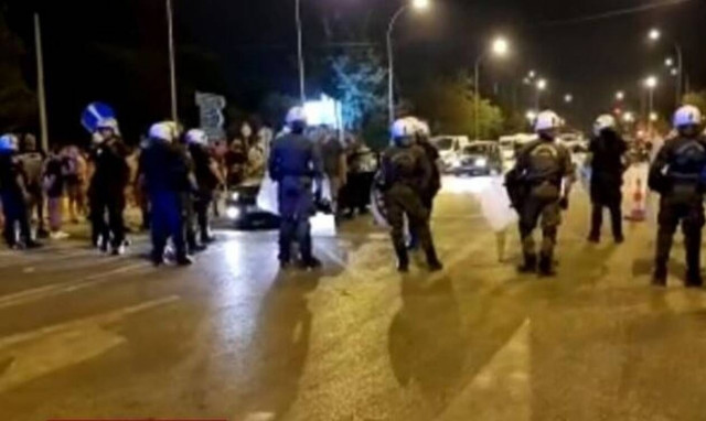 Φωτιά στη Βαρυμπόμπη: Άγνωστοι προπηλάκισαν πυροσβέστες