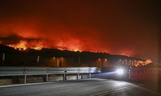 Φωτιά ΤΩΡΑ: Προς Ωρωπό το μέτωπο της Μαλακάσας - Οι καύτρες δημιουργούν παντού νέες εστίες