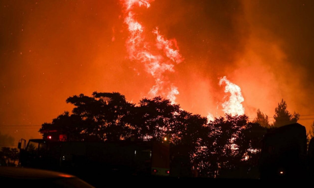 Φωτιά ΤΩΡΑ: Ανοίγουν αντιπυρικές ζώνες στο Μαρκόπουλο Αττικής