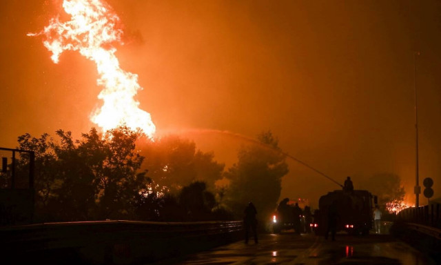 Φωτιά ΤΩΡΑ: Πλησιάζει στην πλατεία της Βαρυμπόμπης η πυρκαγιά