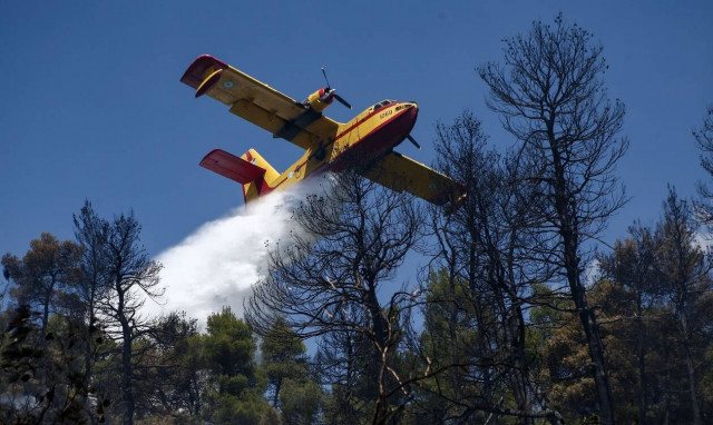 Φωτιά ΤΩΡΑ - Το μήνυμα της Πολεμικής Αεροπορίας: «Συνεχίζουμε για όσο χρειαστεί»