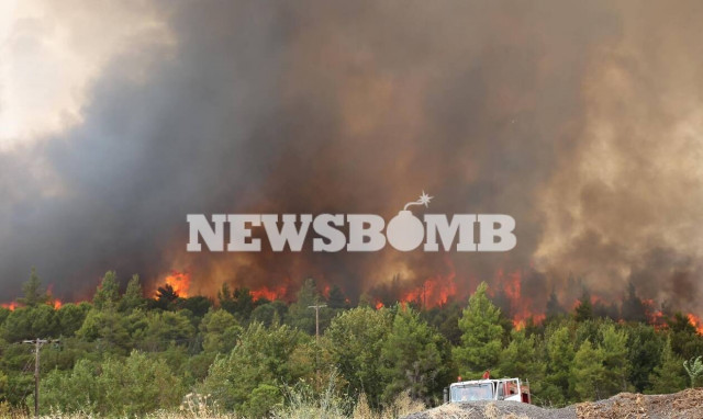 Φωτιά στην Αττική: Μέσα στην Ιπποκράτειο Πολιτεία οι φλόγες - Καίγεται εργοστάσιο στις Αφίδνες