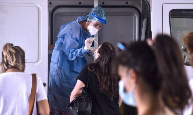 Κρούσματα σήμερα: 907 νέες μολύνσεις στην Αττική, 371 στην Κρήτη και 271 στη Θεσσαλονίκη