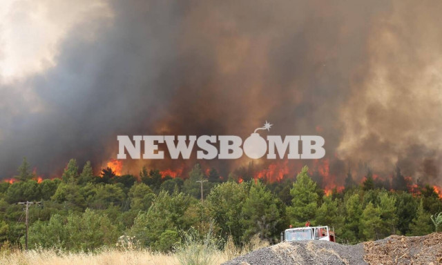 Φωτιά στην Αττική: Συνεχείς αναζωπυρώσεις και εκρήξεις - Σε πύρινο κλοιό το Κρυονέρι