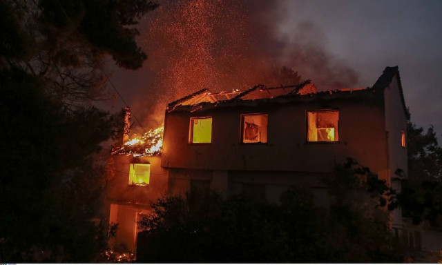 Φωτιά ΤΩΡΑ: Καταγγελίες, προσαγωγές και συλλήψεις για εμπρησμό σε όλη την Ελλάδα