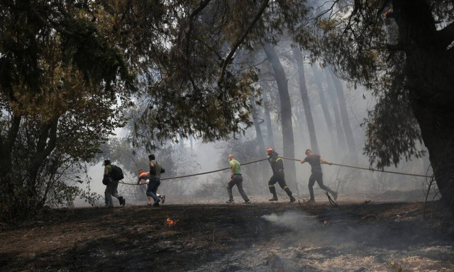 Φωτιά Ηλεία: Δύο πυροσβέστες στο νοσοκομείο του Πύργου - Ανατράπηκε το όχημά τους