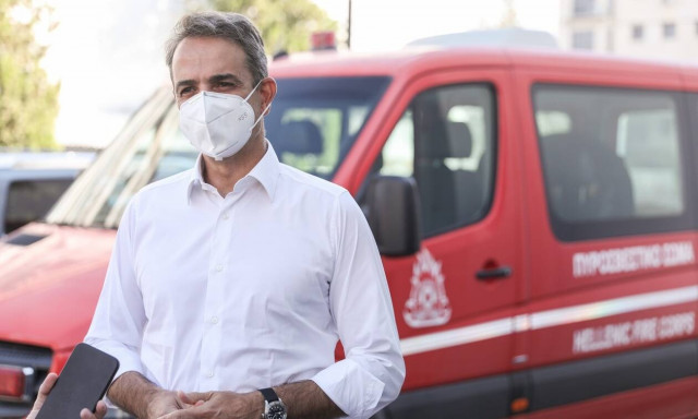 Ο Κυριάκος Μητσοτάκης έξω από το Συντονιστικό της Πυροσβεστικής στο Χαλάνδρι