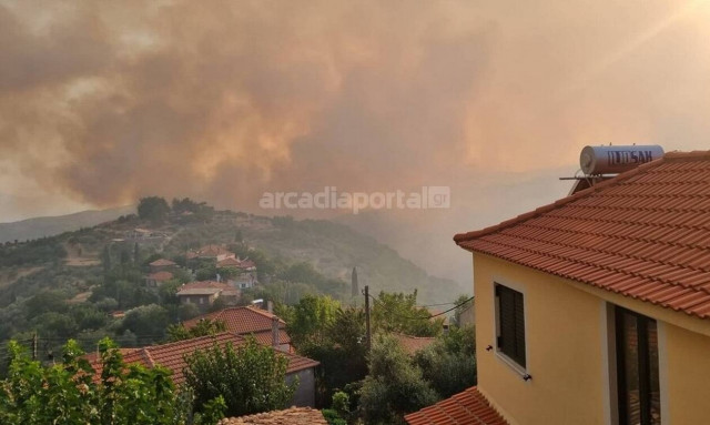Φωτιά ΤΩΡΑ στην Αρκαδία: Απειλούνται χωριά της Γορτυνίας - Μέτωπο στο χωριό Ίσαρη