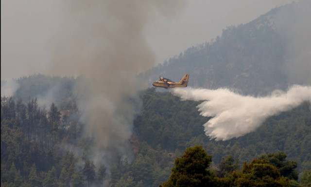 Μάχη με τις φλόγες σε όλη την Ελλάδα