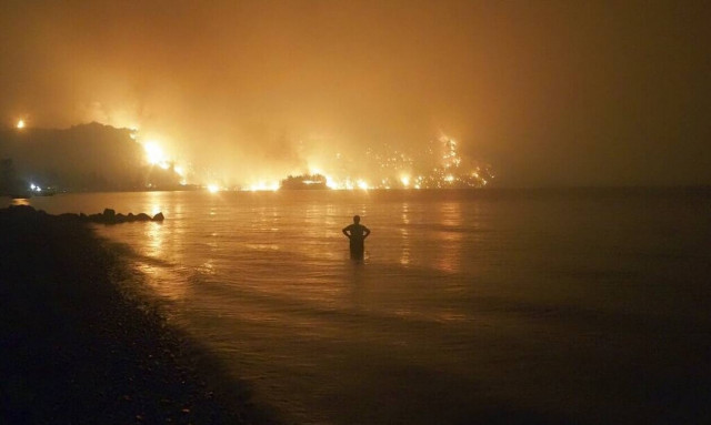 Κόλαση στην Εύβοια: Πύρινος όλεθρος από Βασιλικά μέχρι Βουτά - «Μπορεί να φτάσει ως τα Πολιτικά»