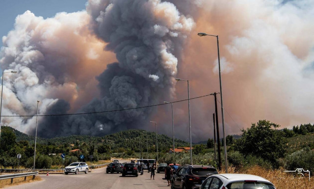Φωτιά Εύβοια - Μήνυμα του 112: «Εκκενώστε Μηλιές, Γαλατσάδες, Καματριάδες, Μονοκαρυά προς Ιστιαία»