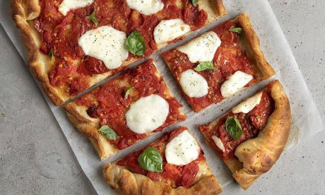 Τραγανή και νόστιμη πίτσα καπρέζε από τον Άκη Πετρετζίκη