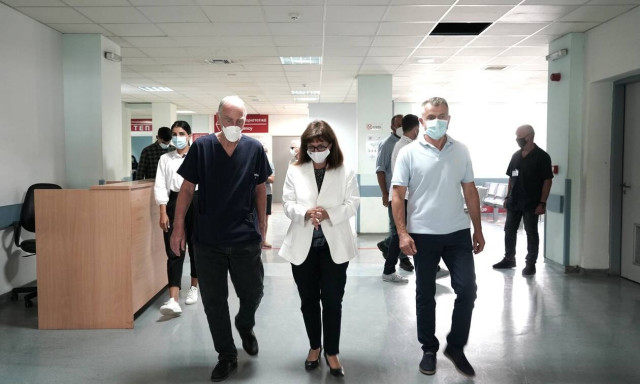 Στο ΚΑΤ η Σακελλαροπούλου - Επίσκεψη στους τραυματίες δασοπυροσβέστες