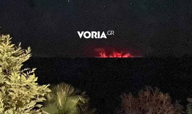 Φωτιά στην Εύβοια: Ορατή και στην Χαλκιδική – Απίστευτες εικόνες