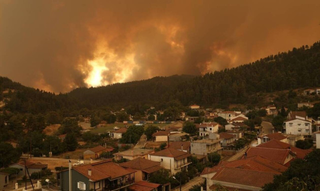 Fire in Evia keeps spreading, as more evacuated villages are engulfed by flames