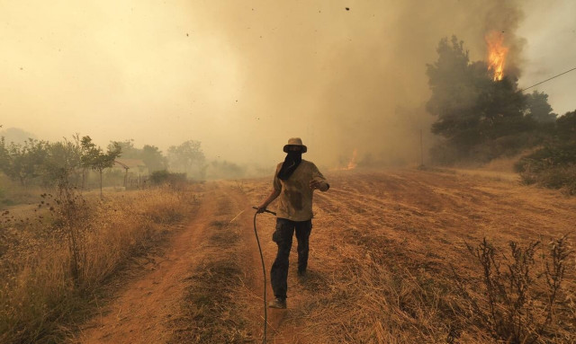 Φωτιά στην Εύβοια: «Πνίγεται» το νησί από τους καπνούς – Νέο μήνυμα του 112