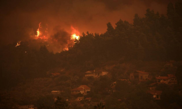 Φωτιά Εύβοια: Η εφιαλτική εξάπλωση του μετώπου από τον δορυφόρο της NASA