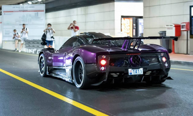 Δείτε τον Hamilton να οδηγεί την Pagani του (και όχι κάποιο ηλεκτρικό)