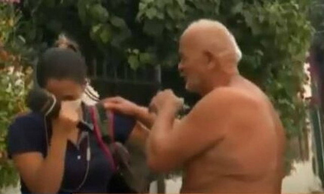 Φωτιές: Συγκινητικό βίντεο - Ηλικιωμένος στην Εύβοια και ρεπόρτερ ξεσπούν σε κλάματα