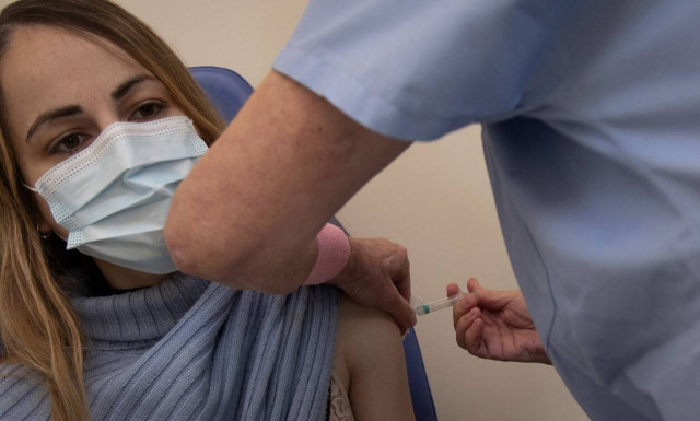 ΗΠΑ: Οι εκπαιδευτικοί στηρίζουν τον υποχρεωτικό εμβολιασμό, καθώς αυξάνονται τα κρούσματα Covid-19