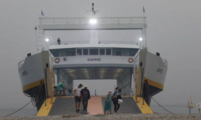 Port Authority patrolling coastal front of Evia for evacuees left behind
