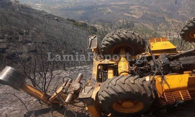 Μπουλντόζα έπεσε σε γκρεμό στη φωτιά της Φωκίδας