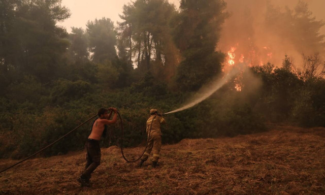 Φωτιά Εύβοια: Οι καπνοί «τυφλώνουν» τα εναέρια μέσα – Στάχτη 1.000 σπίτια μόνο στον δήμο Μαντουδίου