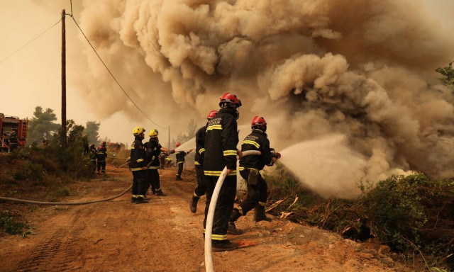 Φωτιά Εύβοια: Ολονύχτια μάχη για να σωθούν οι Καματριάδες - Επιχειρούν Σέρβοι, Ρουμάνοι και Έλληνες