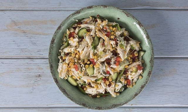 Κρύα σαλάτα με ζυμαρικά και καλαμπόκι - Συνταγή του Άκη Πετρετζίκη