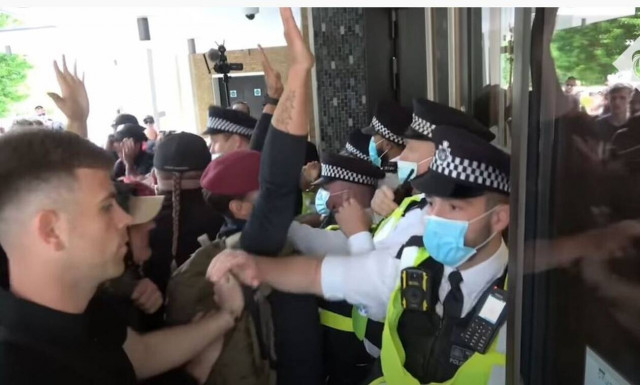 Λονδίνο: Έφοδος αντιεμβολιαστών στο BBC -«Ντροπή σας» φώναζε το πλήθος στους δημοσιογράφους