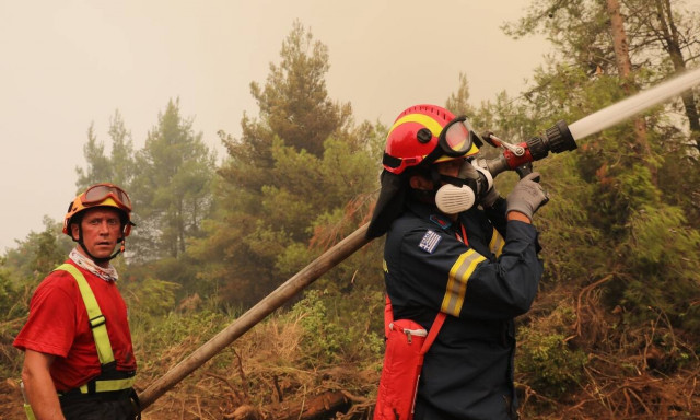 Φωτιά Αρκαδία: Αναζωπυρώσεις σε περιοχές της Γορτυνίας - Μάχη με τις φλόγες δίνουν οι πυροσβέστες