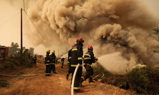 Φωτιά Εύβοια: Η μεγάλη μάχη για την Ιστιαία - Ανθρώπινα τείχη για τις αναζωπυρώσεις