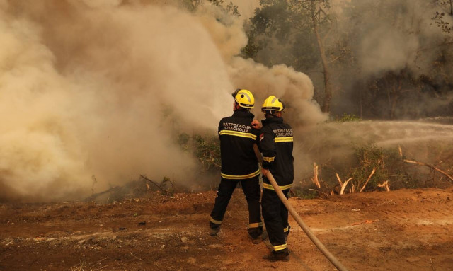 Φωτιά Εύβοια: Μάχη με τις αναζωπυρώσεις - Υπό «πολιορκία» Καματριάδες, Καμάρια και Γαλατσάδες