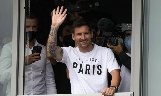 Έφτασε στο Παρίσι ο Λιονέλ Μέσι - Παροξυσμός στο αεροδρόμιο από εκατοντάδες φιλάθλους