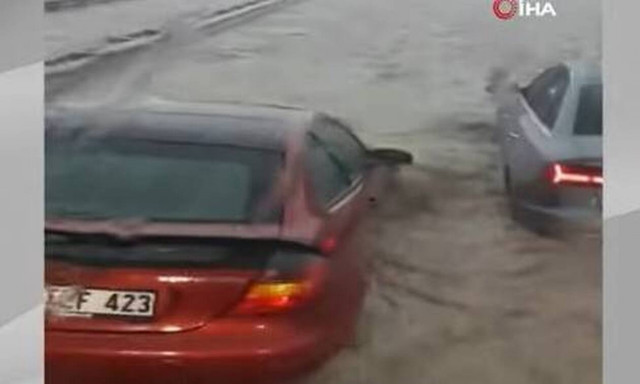 Τουρκία: Μετά τις πυρκαγιές, οι πλημμύρες «βύθισαν» αυτοκίνητα