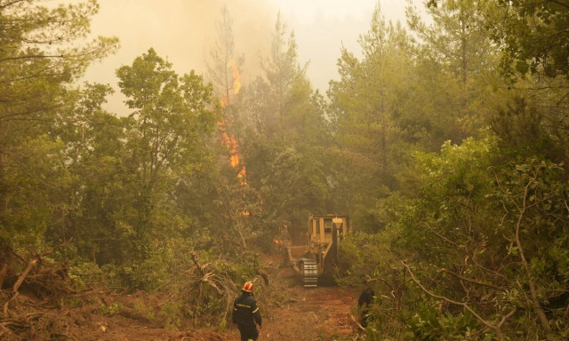 FAZ: «Χώρα σαν πυριτιδαποθήκη» η Ελλάδα, μα «καλά εξοπλισμένοι» οι Έλληνες