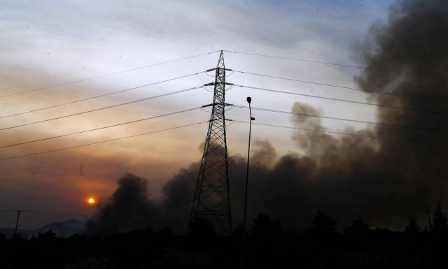 Φωτιές: Χωρίς ρεύμα 17.000 νοικοκυριά σε Αττική και Βόρεια Εύβοια