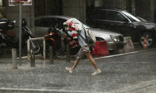 Καιρός: Έκτακτη προειδοποίηση Μαρουσάκη - «Έρχονται ισχυρές καταιγίδες, θα βοηθήσουν στις φωτιές»