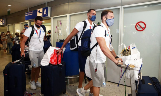 Εθνική πόλο: Συγκίνηση στην επιστροφή από το Τόκιο - «Δεν περιμέναμε ότι θα μας περιμένουν τόσοι»