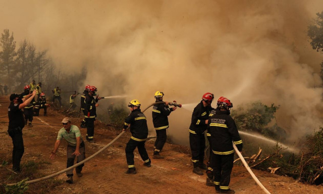 Φωτιά στην Εύβοια: Πολλές οι αναζωπυρώσεις - Με δεξαμενόπλοιο κουβαλούν νερό για τα πυροσβεστικά