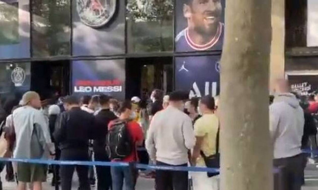 Λιονέλ Μέσι: Χαμός έξω από την μπουτίκ της Παρί για τη φανέλα του Αργεντινού