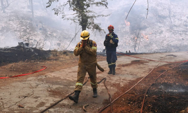 Φωτιά στην Αρκαδία: Στο νοσοκομείο τρεις τραυματίες πυροσβέστες
