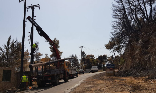 Φωτιές στην Ελλάδα: Συνεχίζονται οι εργασίες αποκατάστασης των ζημιών του δικτύου της ΔΕΗ