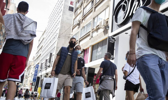 Eurostat: Οι νέοι στην Ελλάδα αργούν να φύγουν από το σπίτι των γονιών τους